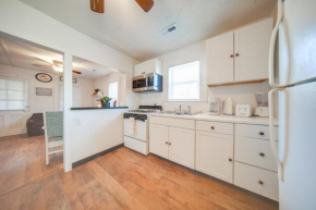 Charming Cottage with Yard Less Than 1 Mi to Lake Erie!